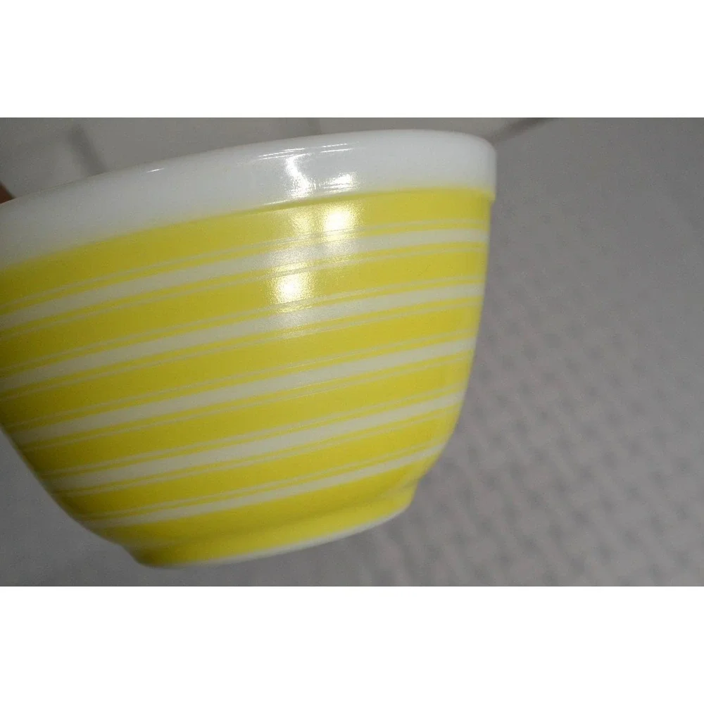 Vintage Pyrex Yellow Stripes Mixing Bowl #401,  1  & 1/2 Pint  GREAT CONDITION
